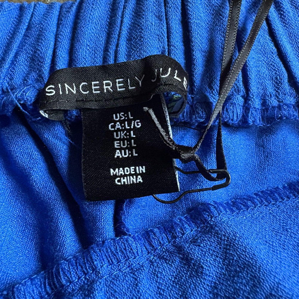 Size large cobalt blue pants with pockets never been worn with tags